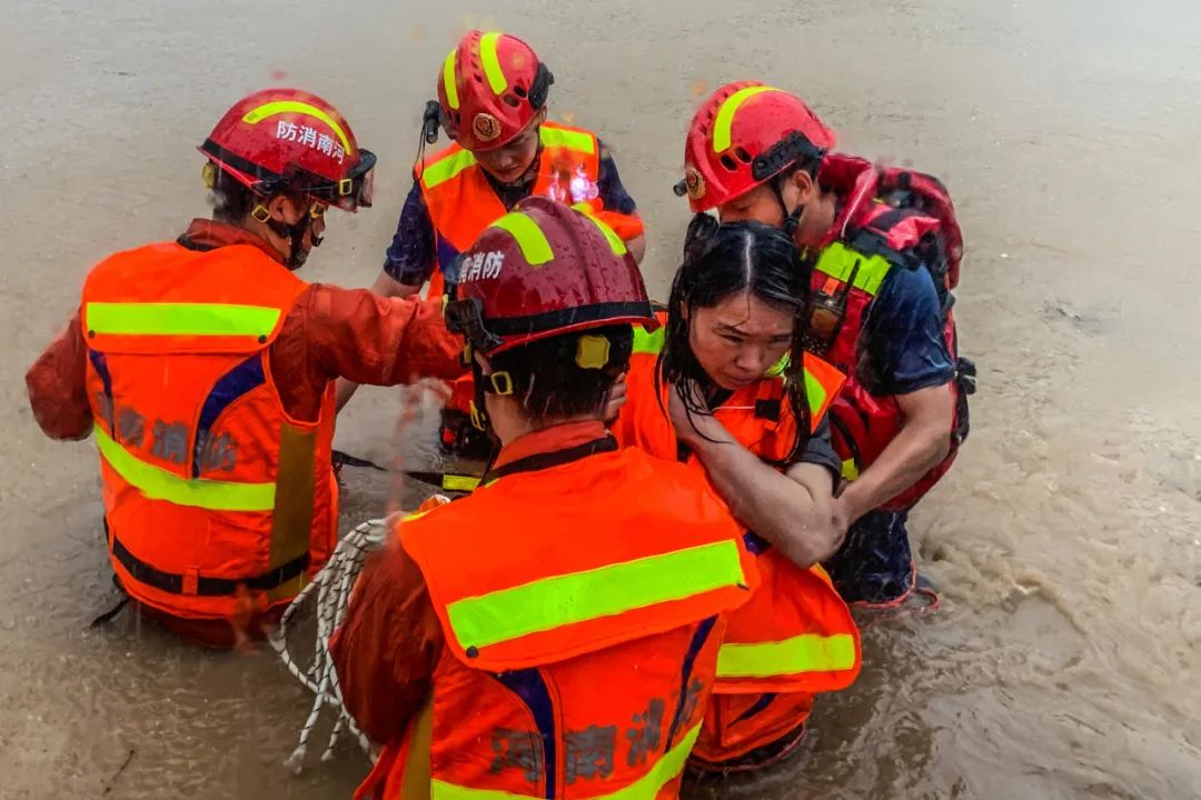 "橙"意暖心 网友笔下郑州消防的暴雨救援