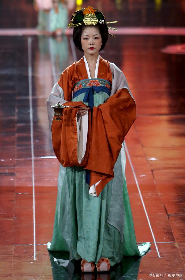 袒胸襦裙太奔放?隋唐服饰6件套解密「唐潮」汉服的正确打开方式