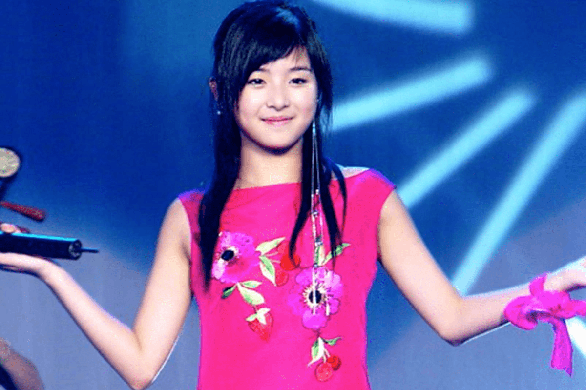 回顾张含韵15岁出道成名后是非不断34岁仍未婚她恨嫁吗