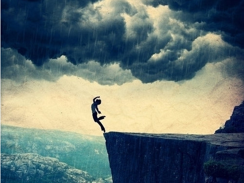 求一张在暴风雨中有一个小男孩站在悬崖上的图