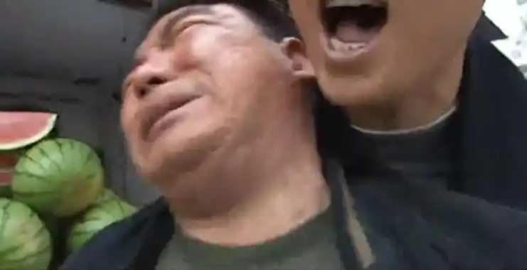 三,刘华强的迷之微笑这部剧中有一个令人不解的谜:刘华强一刀捅伤瓜贩