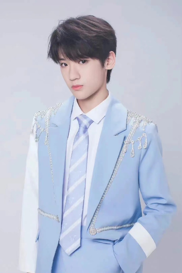 tf家族三代西装公式照