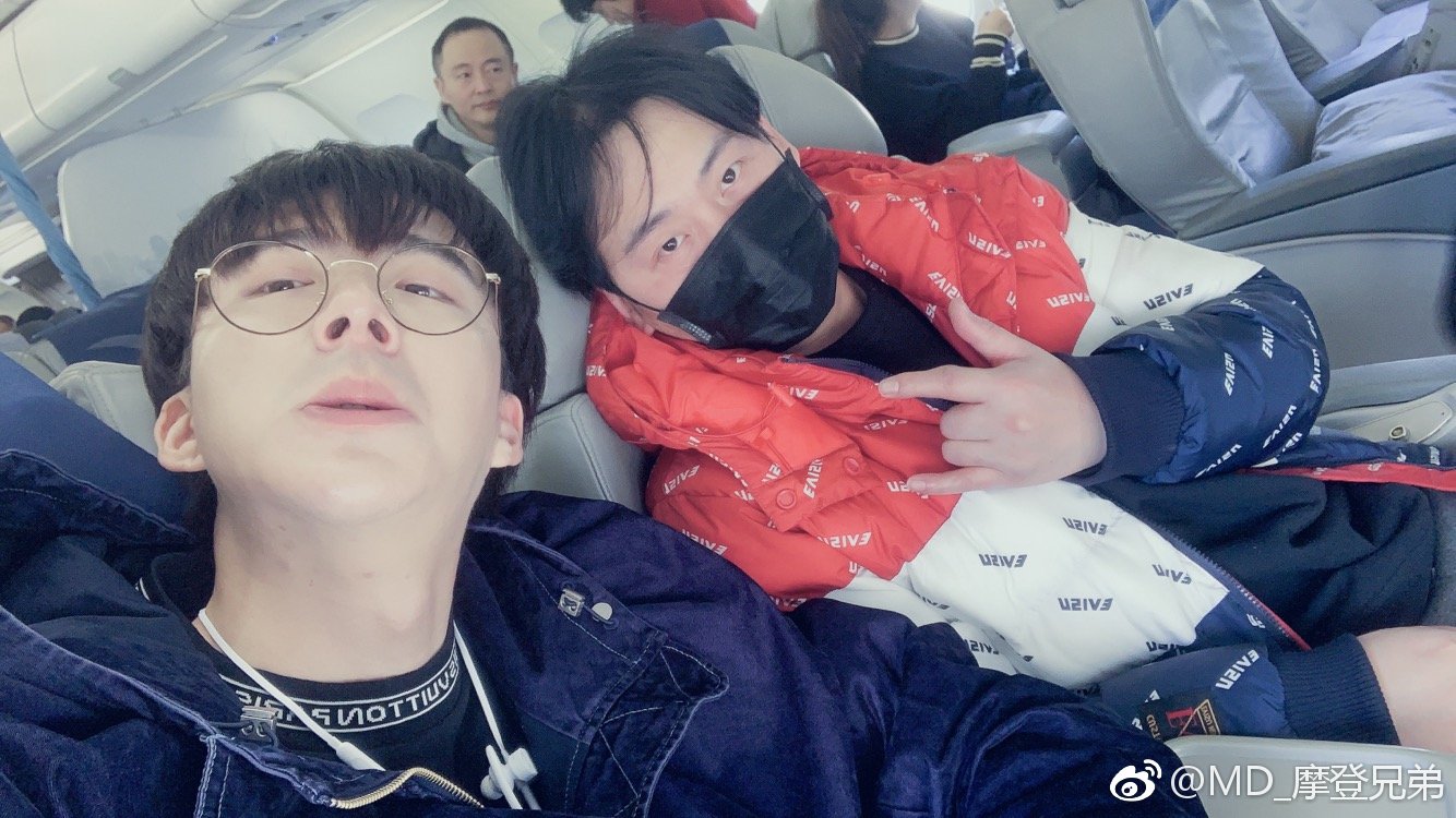 摩登兄弟更博预告澳门行 细框眼镜斯文儒雅