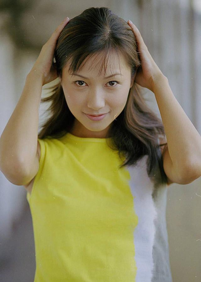 徐静蕾少女时期照片穿黄衣青春可爱有刘海轻盈灵秀