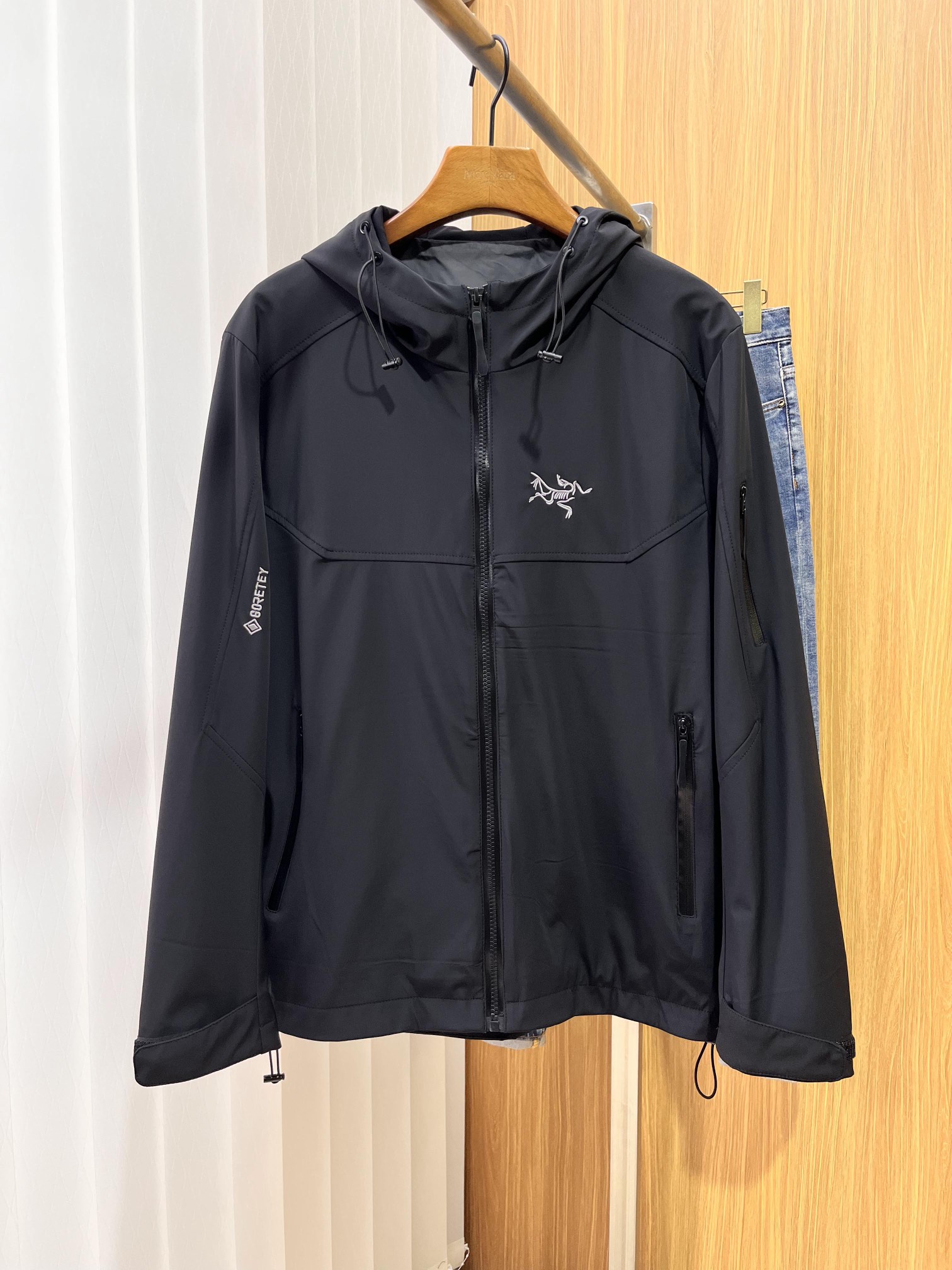 始祖鸟男士冲锋衣,高端户外运动休闲系列 非常火热运动风潮!