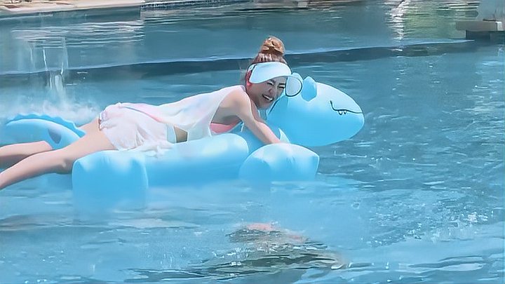 陈小春娇妻闺蜜会 应采儿与仨辣妈穿比基尼度假_百度视频搜索