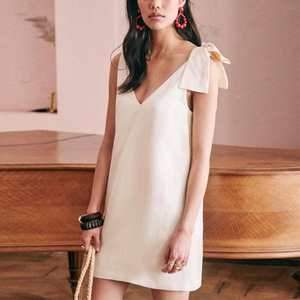 黑色蝴蝶结肩带