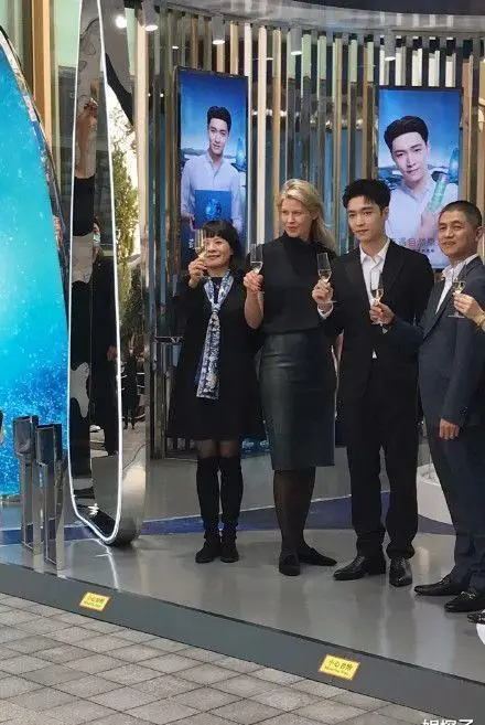 张艺兴最新活动生图,状态好真实,脸上发福的迹象有点明显!