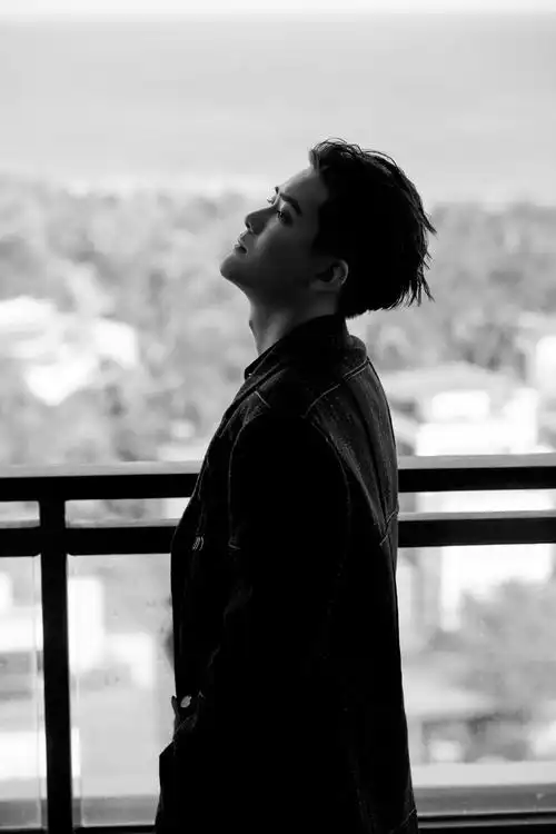 熊梓淇黑白型男风帅气图片