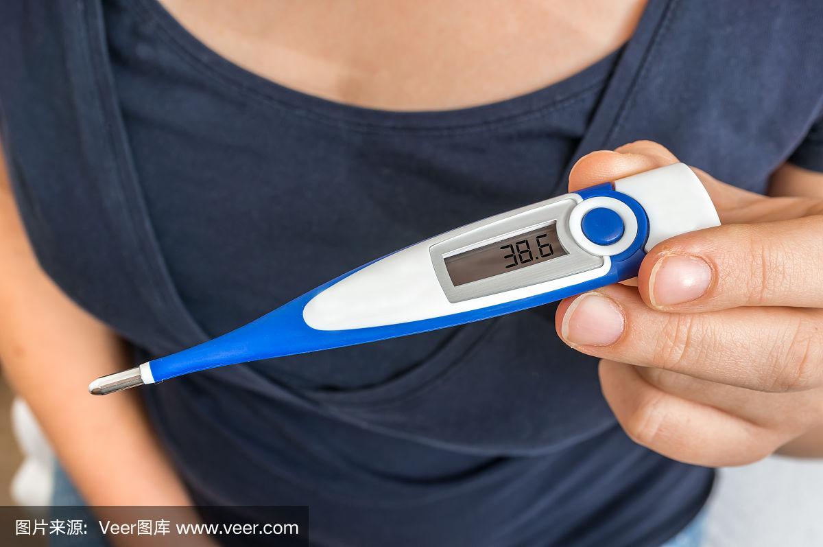 发烧的女人拿着水银温度计