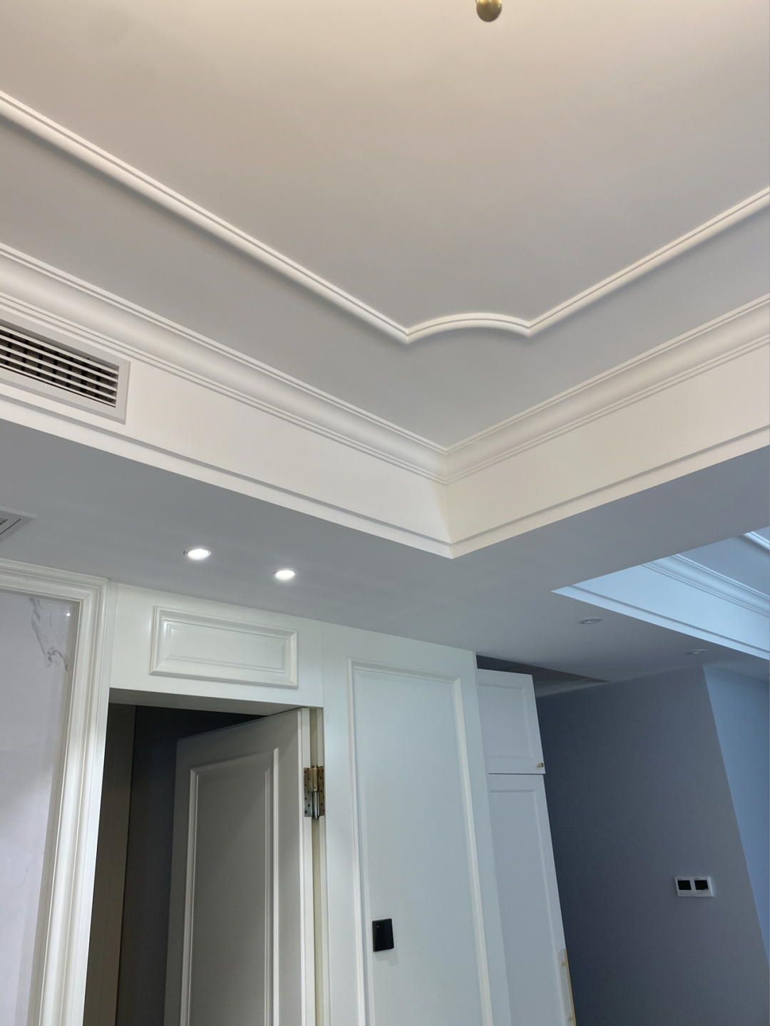 现代美式|传说中的双眼皮吊顶搭配石膏线 吊顶是包含在半包内容里的