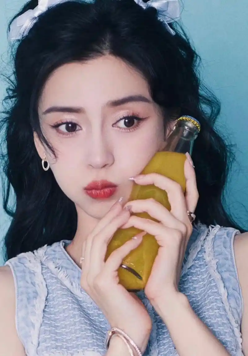 杨颖angelababy回应脚趾甲后再晒夏日大片,清新的浅蓝无袖裙阳光有