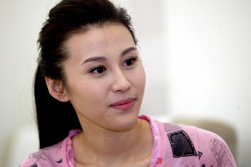 图文:马琳女友张宁益接受采访 认真表情也迷人-搜狐体育