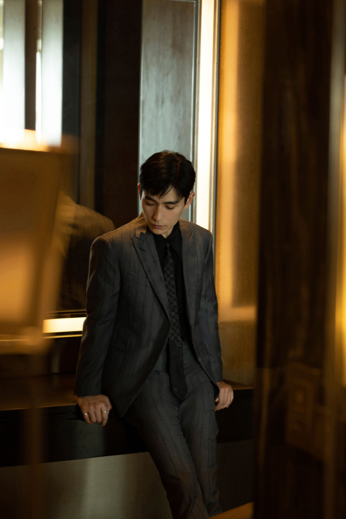 乖巧顺毛发型,换了新发型的朱一龙,更加低调稳重了,身上的绅士味依旧