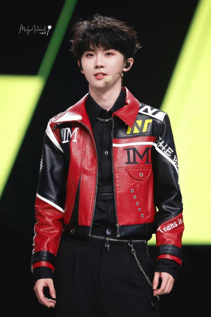 岁月是把美容刀,让马嘉祺原本就帅气的脸庞变得帅气加倍了0099