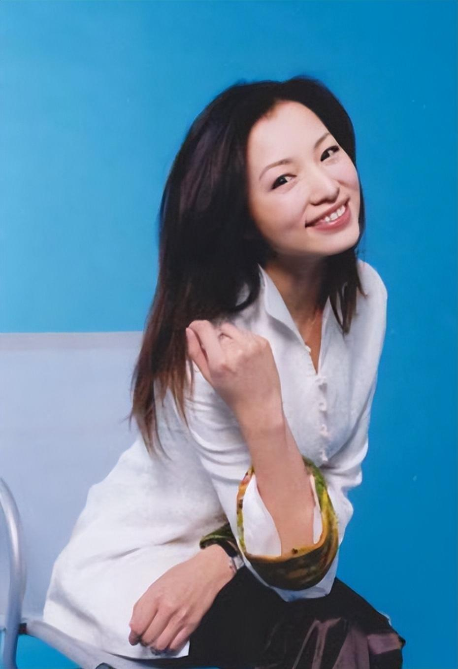 董卿年轻时候的照片被曝光,网友高呼:这颜值不当演员真可惜了