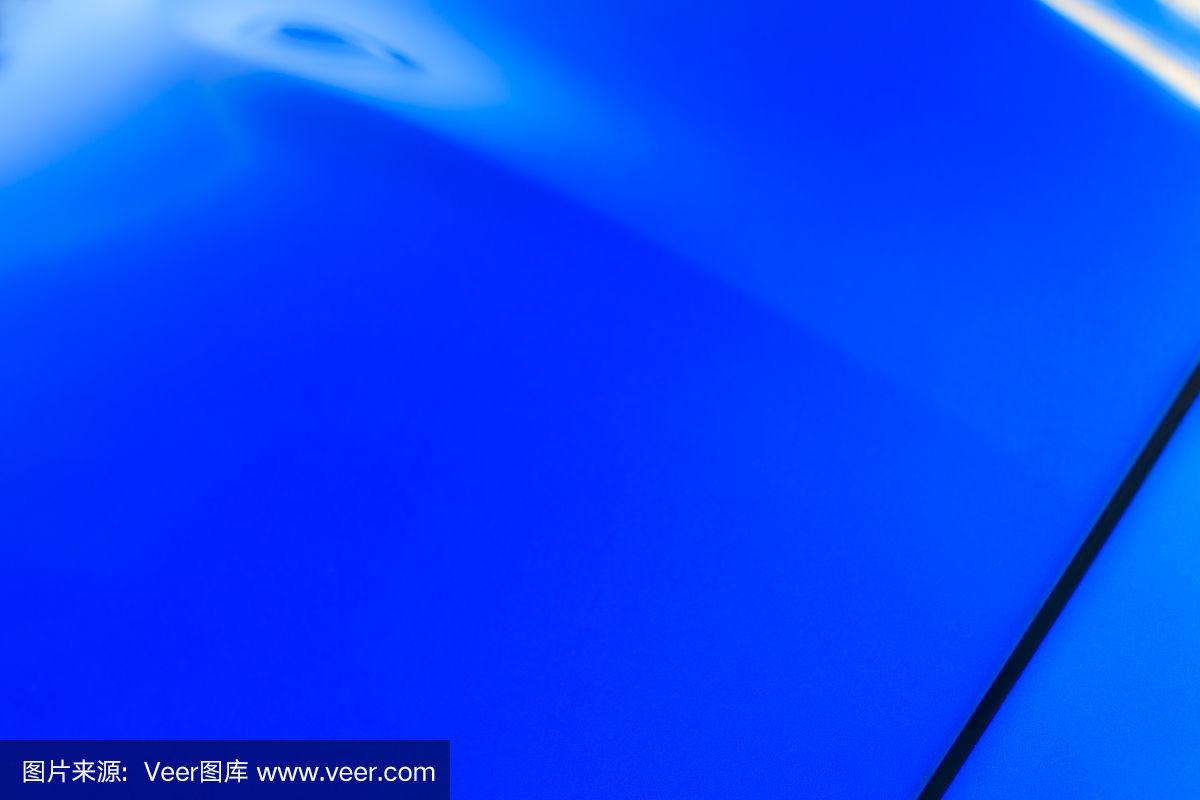 细节上的现代运动掀背车的引擎盖在亮蓝色