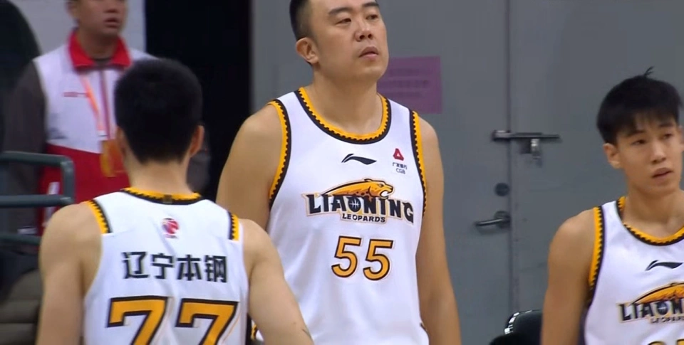 郭艾伦恢复训练有望提前复出辽宁男篮锁定新外援杨鸣指点虎子
