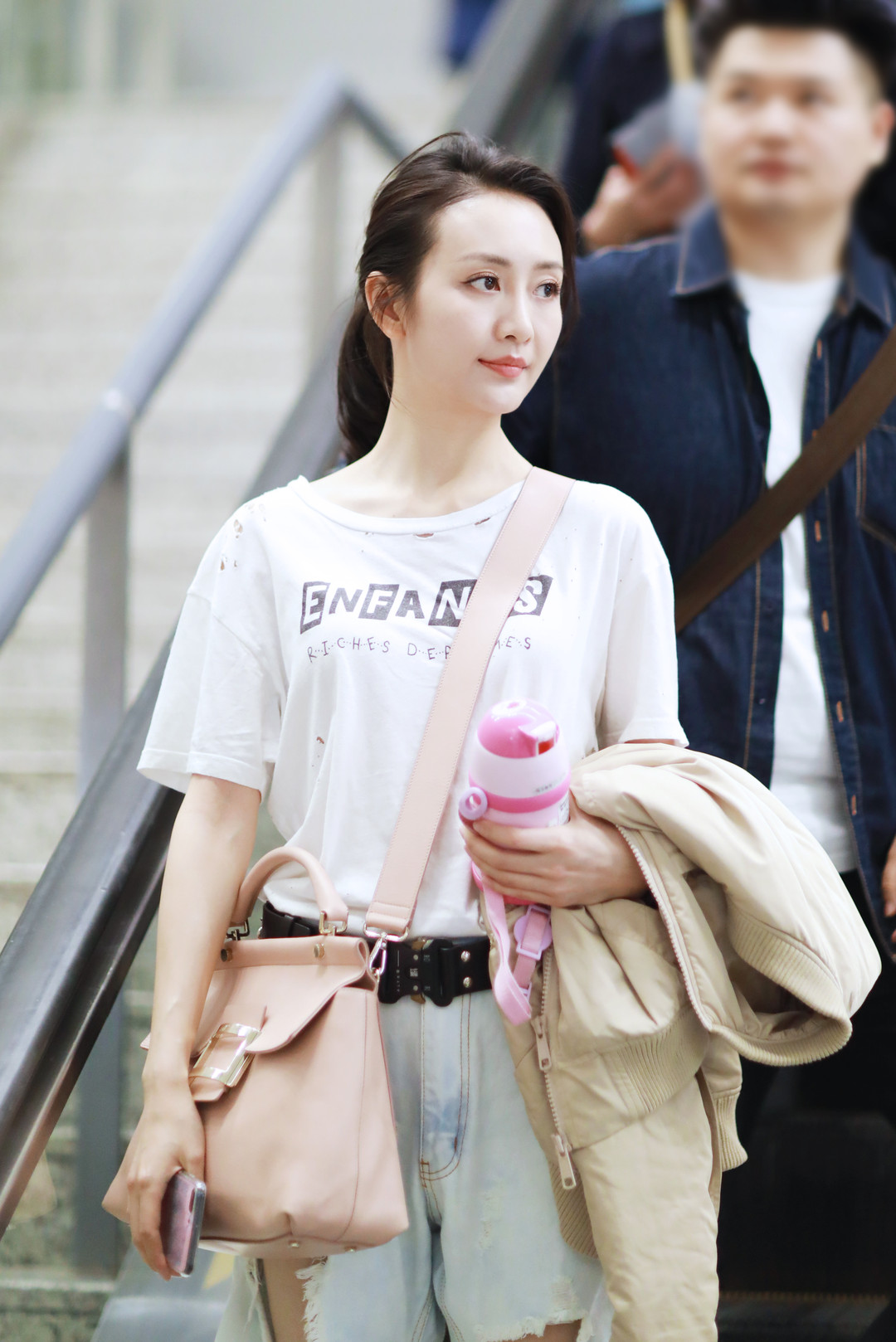 王鸥街拍:白t恤 超破洞牛仔裤,扎起马尾笑容甜