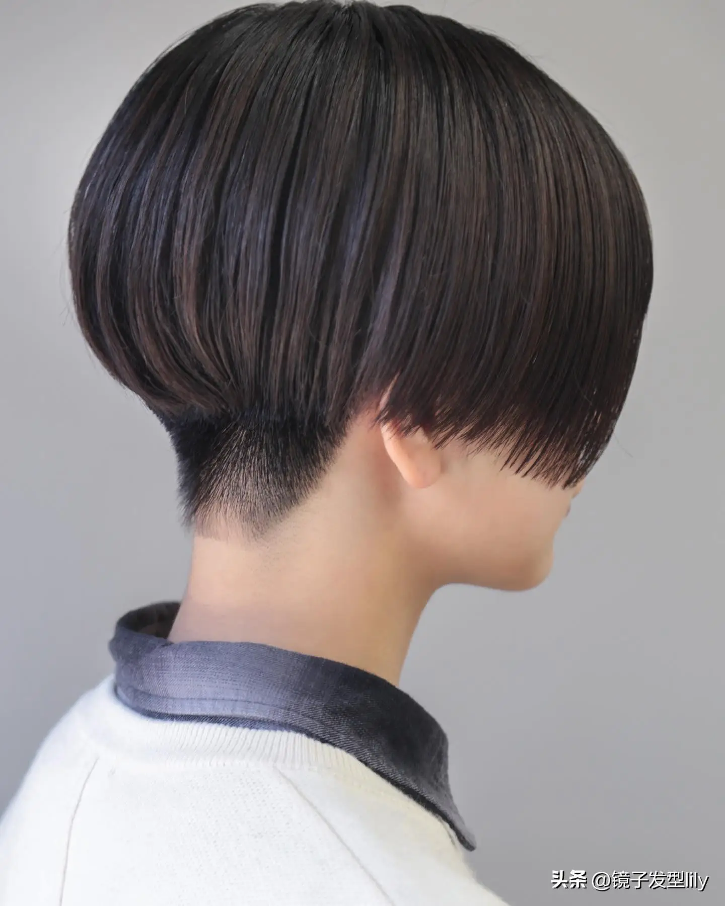 女人过了40岁,后脖铲短短发,利落清爽美美哒