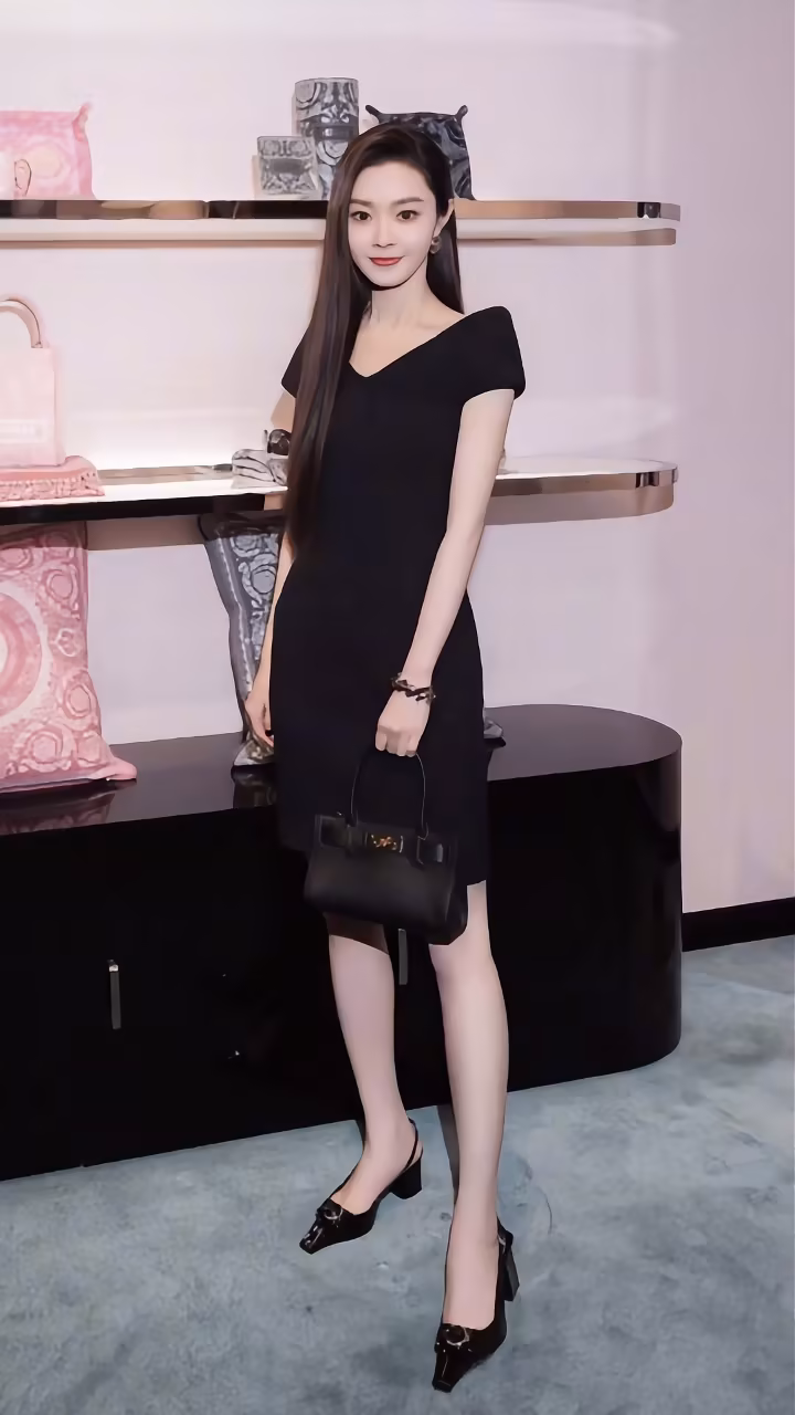 宋轶一袭黑色深v短裙,优雅气质又迷人,好米呀