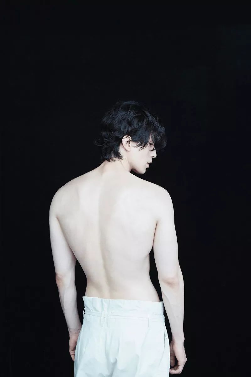 奔四的防腐剂男人李栋旭,竟然还可以穿衣显瘦脱衣有肉?