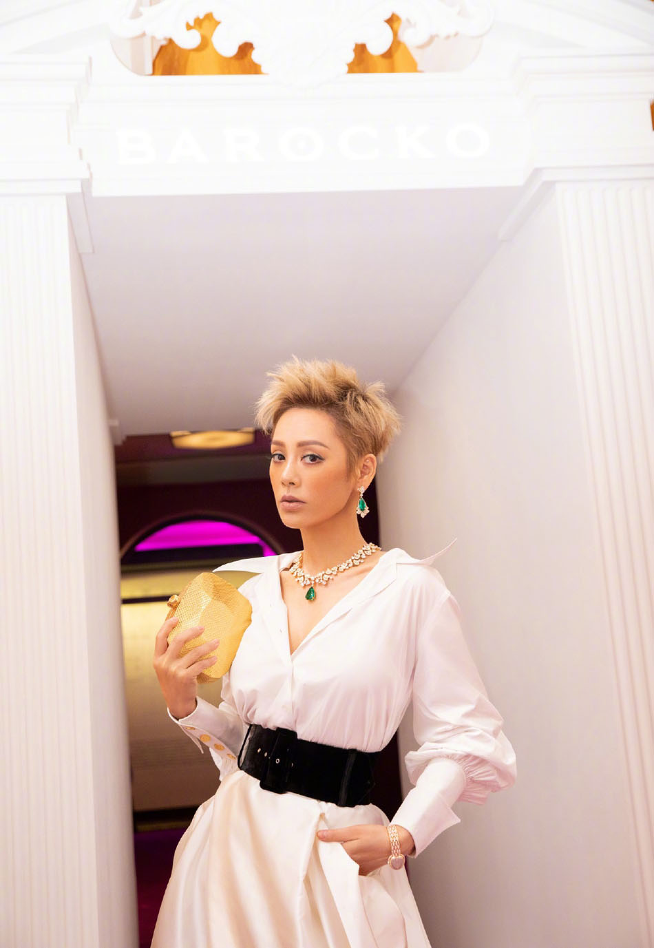 宁静白衬衣裙金短发酷帅活动照图片33