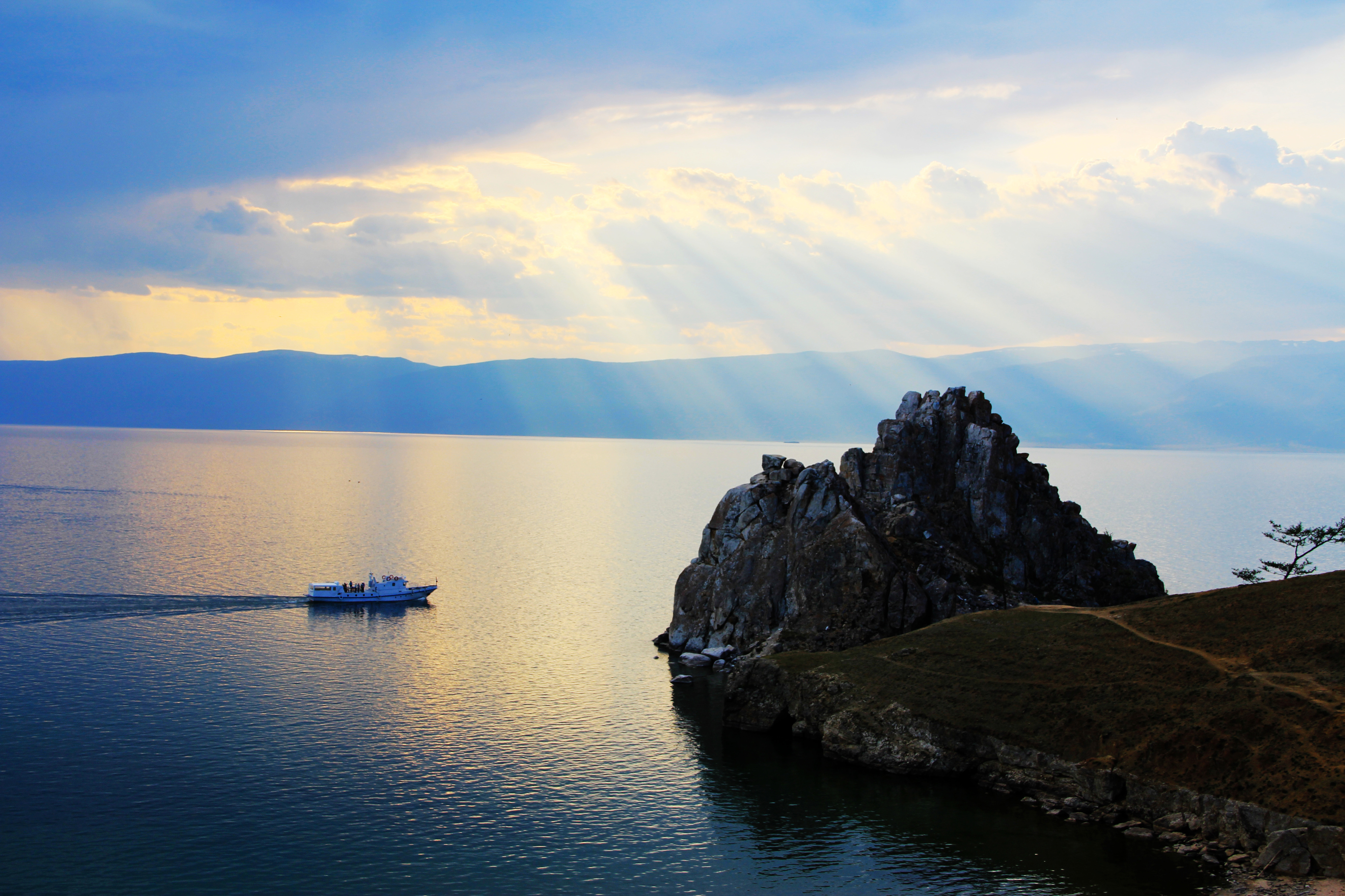 【贝加尔湖】贝加尔湖,名称源于古肃慎语"贝海儿湖",汉代称为"北海"