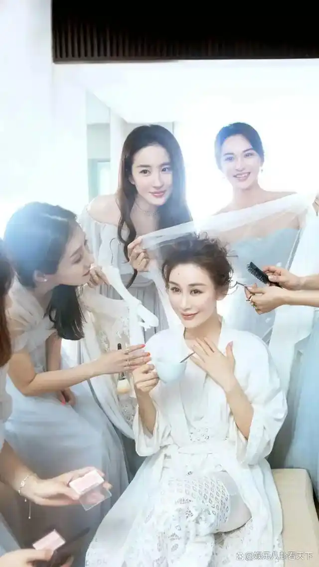 2017年她结婚,大学同学刘亦菲当伴娘,噱头十足,可是新娘子的脸肿胀