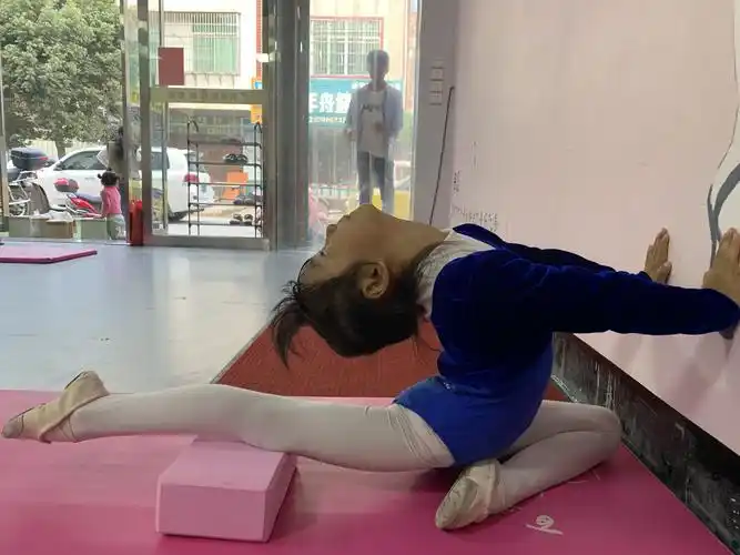 百灵鸟舞蹈学员基本功【压后腿】训练方法