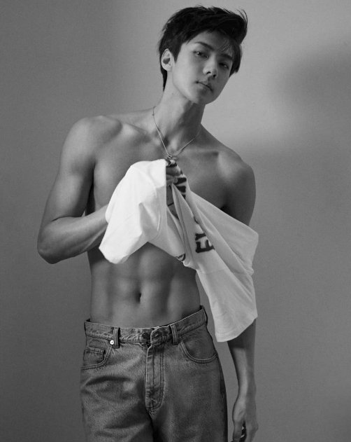 哦莫,快来看韩国男神吴世勋的名品身材,宽肩细腰大长腿,谁的口水流