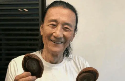 谢贤年轻时容貌有多惊艳?看到照片后,网友:10个谢霆锋也没他帅_父亲_