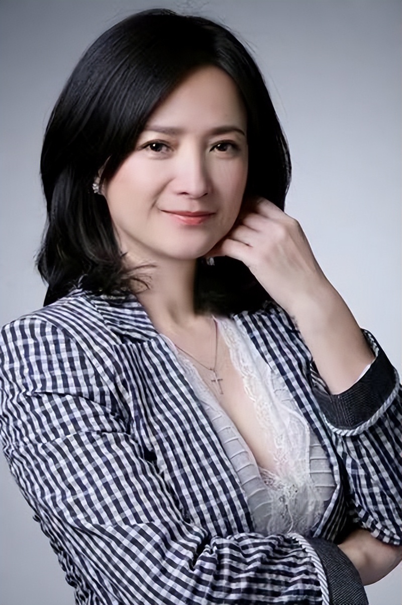 58岁何晴选择自然老去穿红裙身材大走样幸亏容貌还是那么耐看