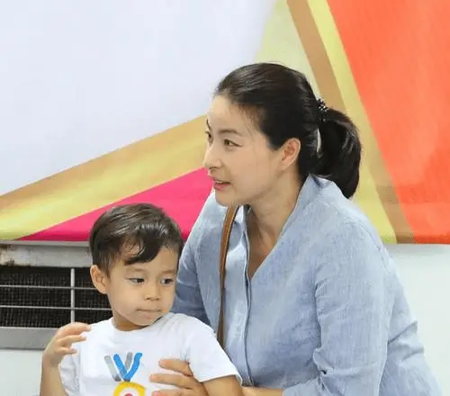 郭晶晶6岁儿子罕曝光!