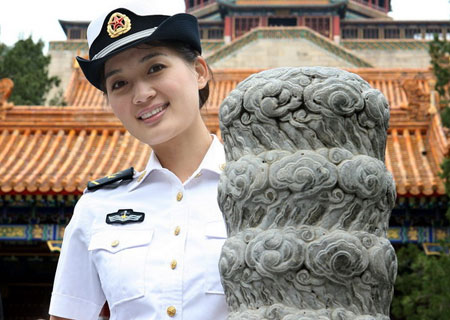 曝光我军漂亮海军女兵在颐和园自拍照组图