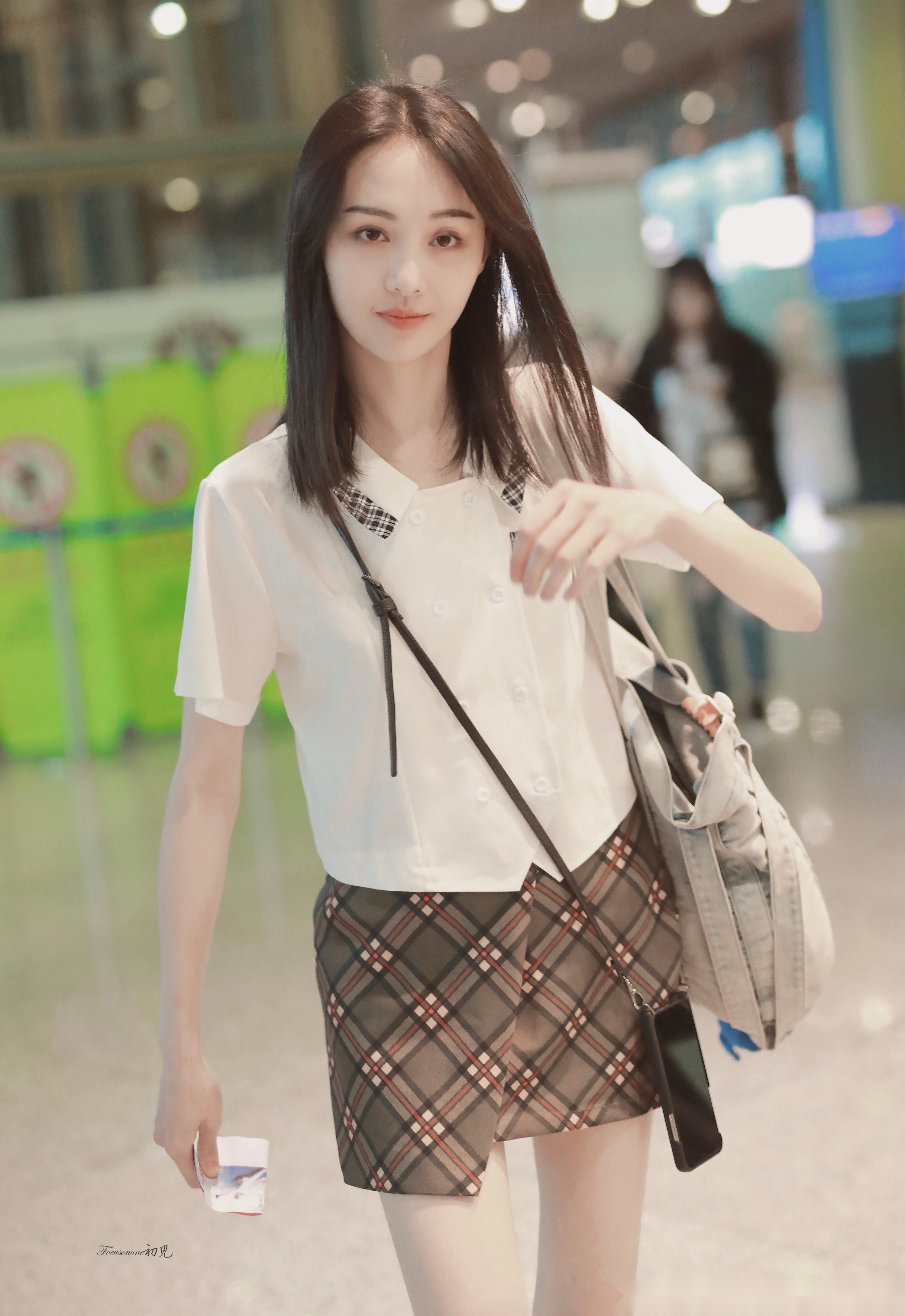 郑爽最近频繁营业,这组机场街拍看得出郑爽瘦的可怕,腿还是那么细,要