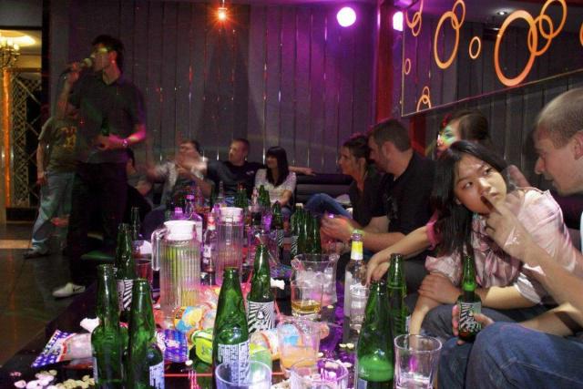 所以ktv也是一个鱼龙混杂的地方,ktv在我们的印象中虽然是都喝酒唱歌