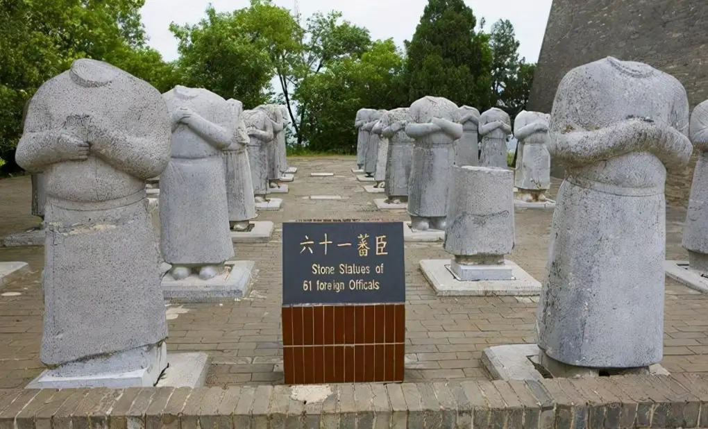 乾陵前这61尊无头石人的起源一直是个未解之谜.