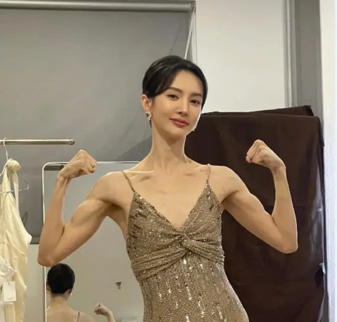 金晨健身照,腹肌线条可太好看了,这才是女明星秀身材的正确方式_肌肉