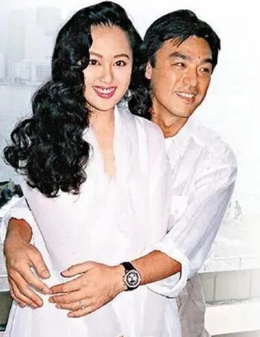 钟镇涛之子,并未继承父亲的相貌特征,也未能在身高上有所突破.