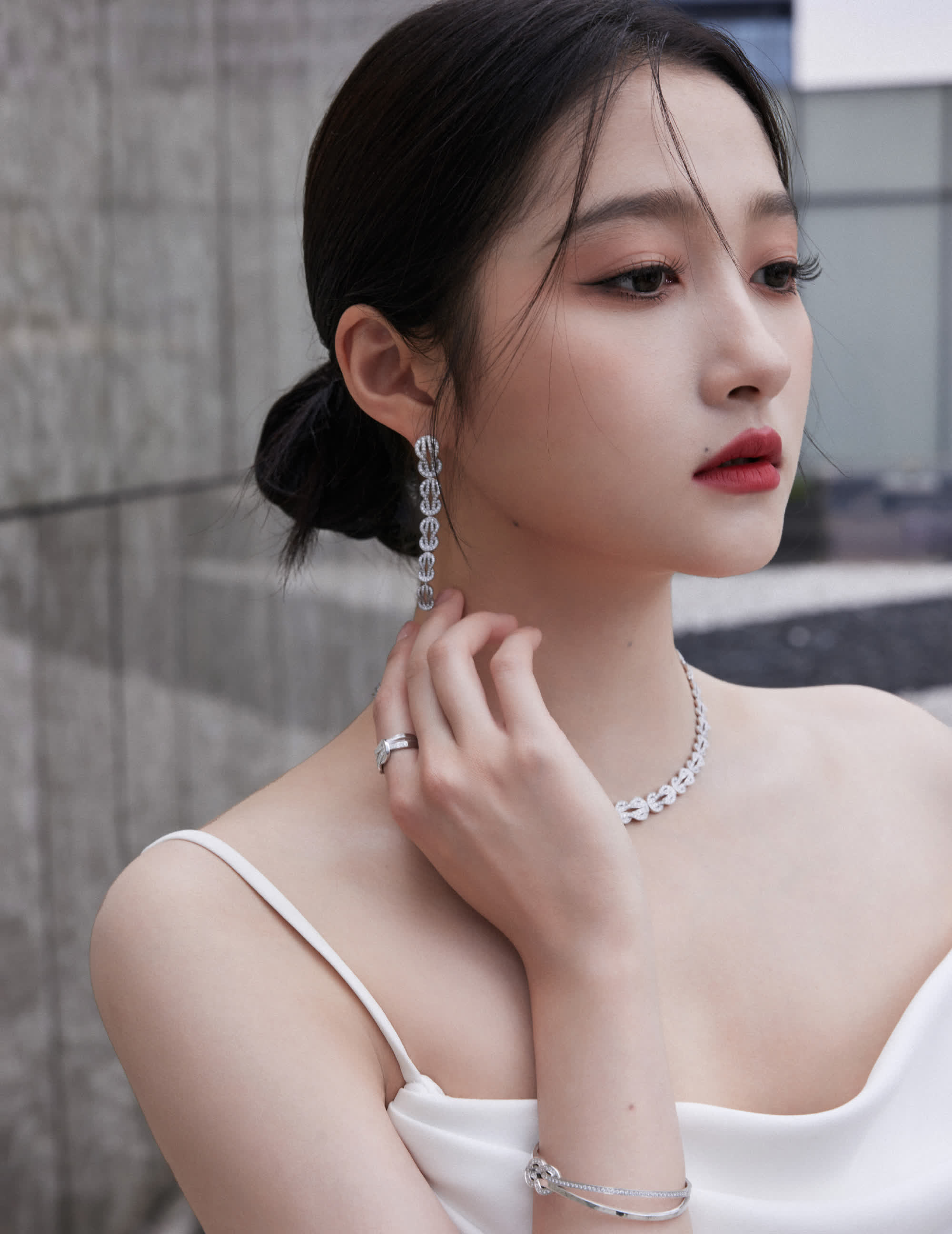 关晓彤纯白鱼尾裙温柔大方,气质迷人