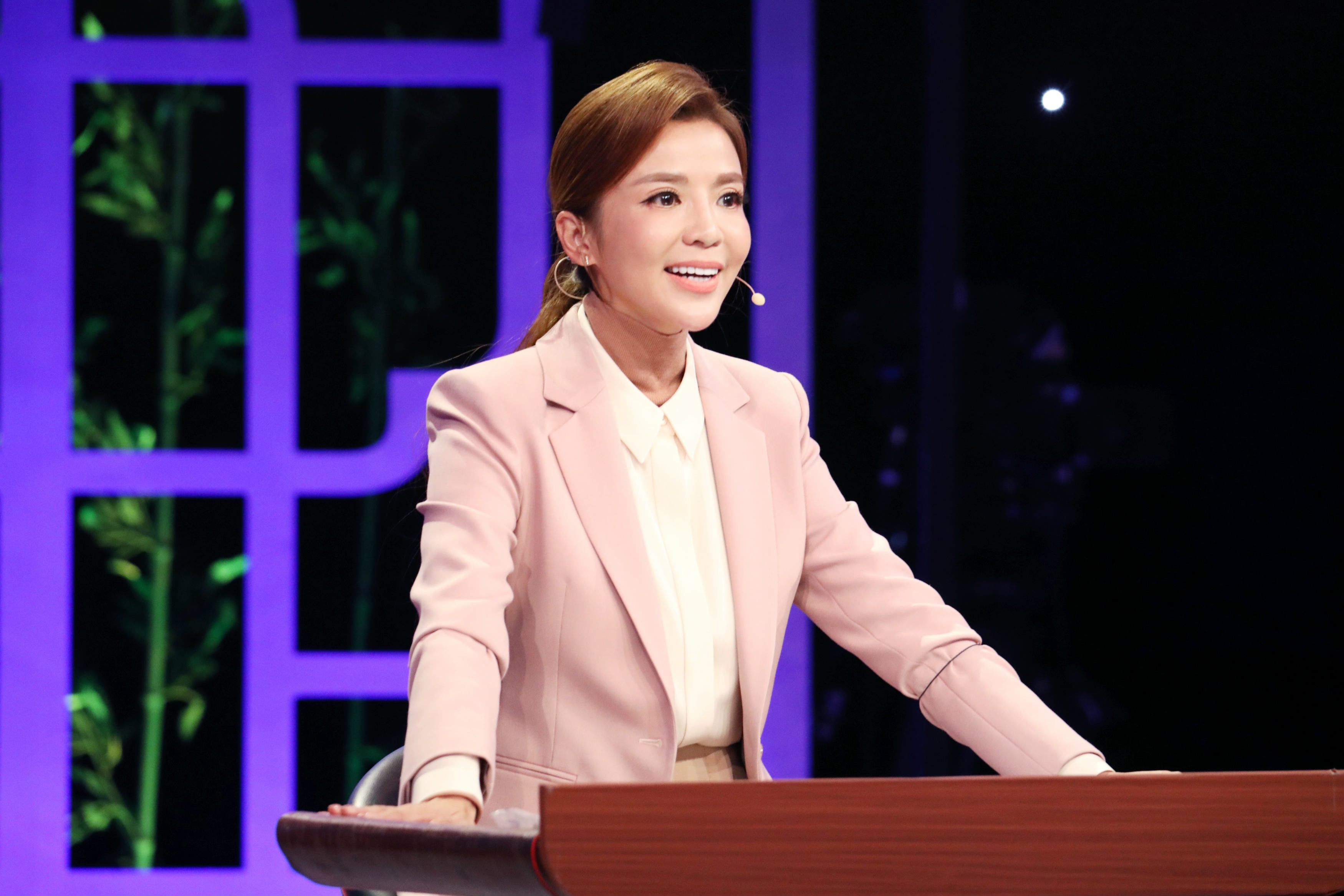 "汉语桥"亚洲突围赛精彩来袭 朱迅作揖回礼鲁健吟诗出题