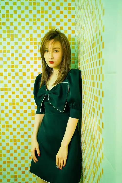 简介:吴昕性感黑裙写真图片,分享一组吴昕图片给大家,图中的明星图片