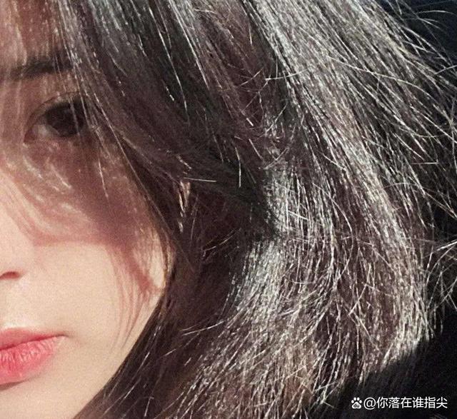 欧阳娜娜去年出席一场活动时的侧脸照片曾登上热搜,让她的颜值备受