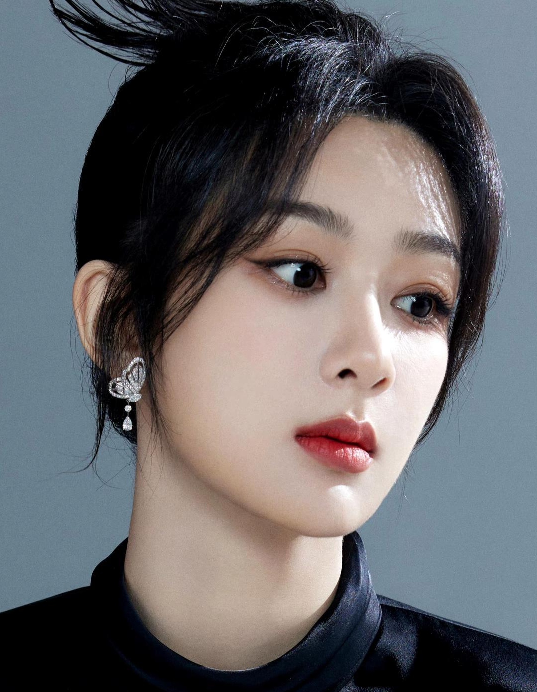 看杨紫穿黑色经典美丽,精致的盘发和标准的脸型,秀气妩媚,优雅的身姿