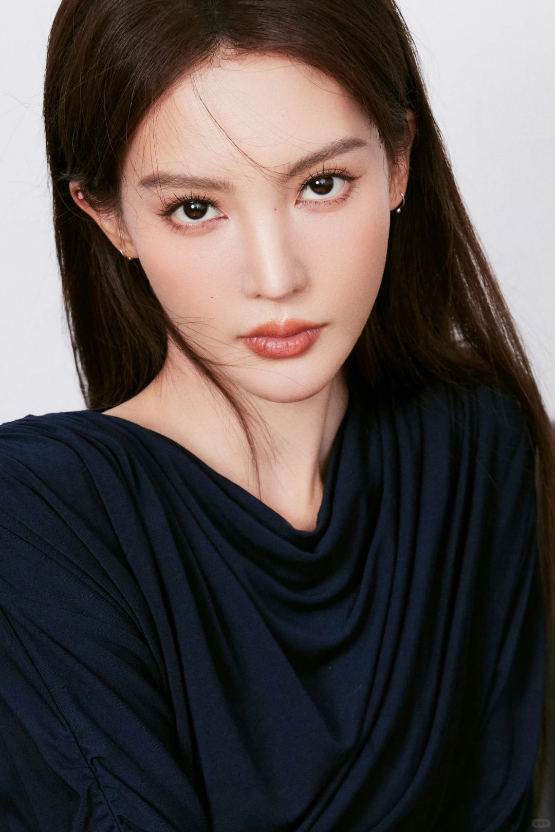 金晨的写真之旅:时尚与真实的碰撞  看到金晨的一组写真,真的被惊艳到