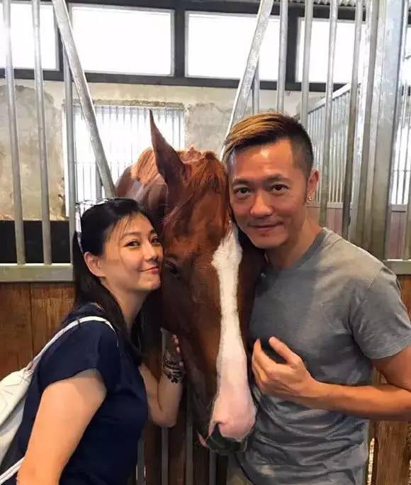 54岁苏志威生日,老婆刘小慧嘟嘴献吻送祝福,这狗粮猝不及防_香港_妻子