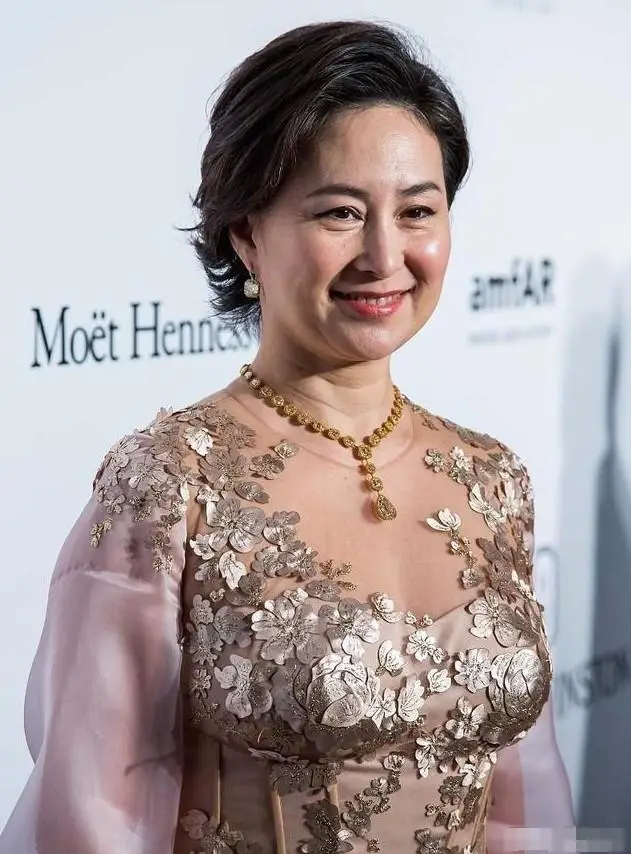 为了家族企业的利益,何超琼曾在年轻时选择了放弃爱情.