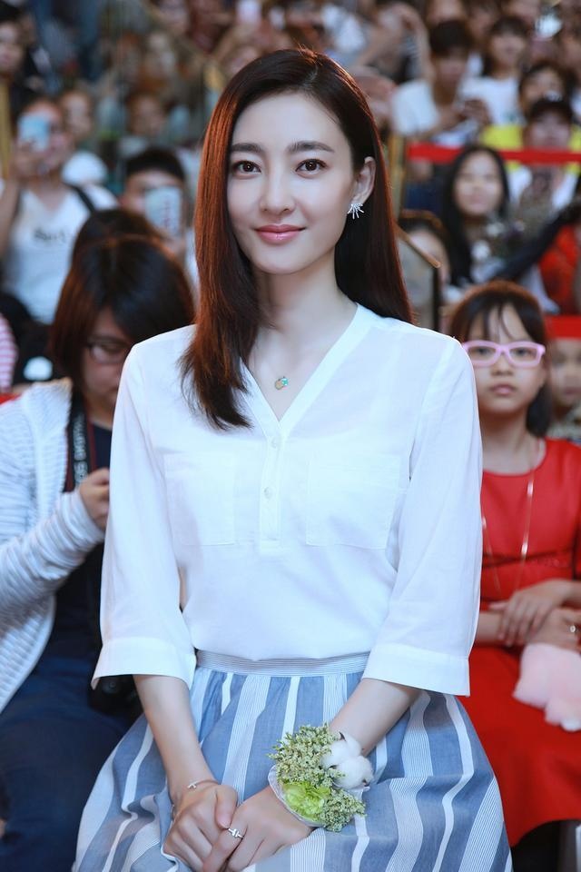 去韩国改造的"鬼鬼"吴映洁变化有多大? 这飙升的颜值差点认不出