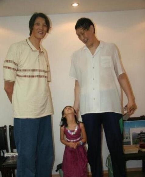 亚洲第一巨人黄长求身高达到24米比鲍喜顺还高6厘米